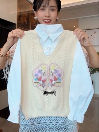 很舒服,降温女儿穿假两件设计上衣,真的很洋气好看啊!#内搭外穿都好看 #甜美穿搭 #女童洋气服装推荐 #女童假两件上衣 #女童针织衫