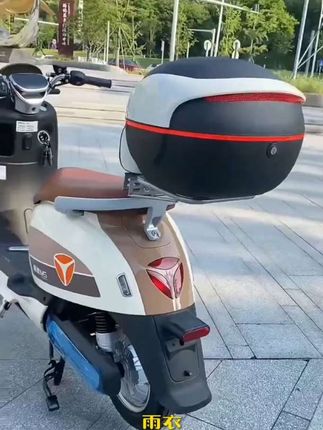 后座的圆润曲线,藏着旅途的秘密,也装着生活的诗篇。🌞🛵 #电动车 #后备箱的浪漫