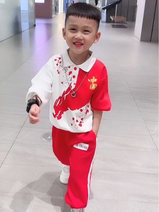 国庆节快到了,婆婆提前给儿子买了一套中国红运动套装,又国潮又喜庆,儿子穿上喜欢的不得了 #萌娃穿搭 #谁穿谁好看 #宝妈推荐