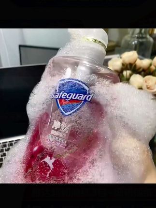 真的没有喷香水,是这个舒肤佳山茶花沐浴露太好闻了!质地很浓稠,不是稀稀拉拉的那种,打出来的泡沫丰富绵密,香味就像雨后的山茶花,清新又治愈,洗完澡皮肤滑溜溜的,还留着淡淡的清香,真的巨好用!这么大一瓶,整整一斤多,怎么用都不心疼。#沐浴露 #舒肤佳红石榴 #淡淡的清香扑鼻来