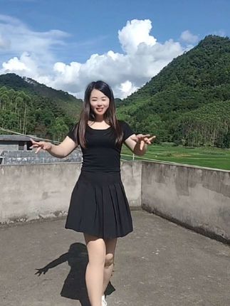 阳光和蓝天健身最能诠释生命力的,经典大眼睛,每次听都想跳的舞#夏天该有的样子 #短裙穿搭 #小黑裙 #户外舞蹈 #小短裙