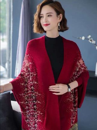 秋冬款婚宴喜婆婆配旗袍的披肩围巾两用斗篷 妈妈刺绣披风女外搭 喜婆婆气质旗袍披肩婚庆秋冬新款带袖刺绣流苏斗篷女针织开衫外披 2025新款配旗袍披肩秋冬季婚宴喜婆婆妈妈礼服外套外搭红色女高端 #披肩 #复古穿搭 #时尚妈妈装 #妈妈穿搭 #披肩外套 红色披肩 婚庆礼服 婚庆服装 婚庆服 婚宴礼服 婚宴服装 婚宴服 婚宴喜婆婆妈妈装 加厚披肩外套 喜婆婆妈妈装 秋冬新款 秋冬穿搭