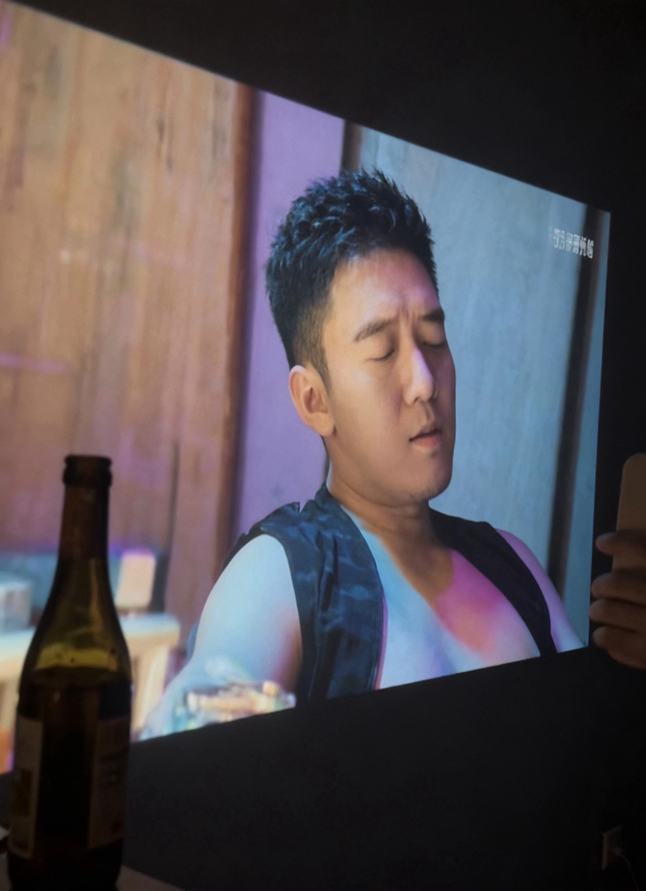 我的酒量是三瓶啤酒 或者六瓶动力 或者是你把我搂入怀抱的瞬间#有点上头 #反派 #电影 #荷尔蒙 #酒神