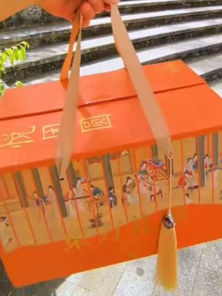 东方礼颂月饼礼盒 才几十块钱入手了这款东方礼颂月饼礼盒,也太好看了吧,上下三层,好多口味,每个都很好吃#太好吃了 #月饼礼盒 #月饼 #传统糕点 #每日分享