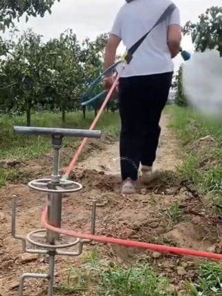 打药拉管器打药拉管器农用打药工具拖管器皮管转弯器拉药管#抗旱浇地 #园林工具 #劳动人民的智慧 #农具 #抖音助农扶农