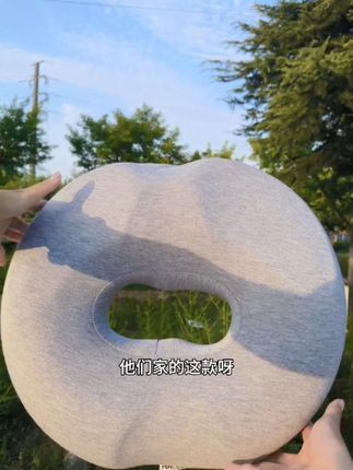 婧麒家的孕妇专用坐垫价格实惠,设计舒适,适合孕期、产后和哺乳期使用。坐垫中间镂空,记忆棉内心,透气不闷热,防滑设计,四大分区升级,贴合臀部腿部曲线,能减轻身体压力。 一坐上去哎呀特别舒服