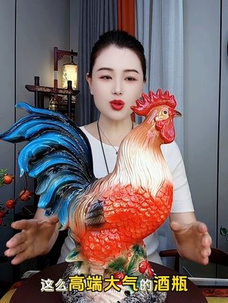 这款酒真的太漂亮了,杏花村的美酒联合景德镇高端定制陶瓷瓶,釉下彩的工艺,做工精美,色彩绚丽,非常的漂亮,1500毫升大容量,53度清香,固态法纯粮酿造,滴滴清香,杏花村厂家直营,大礼盒的包装,无论收藏摆柜送人都相当合适,#高档大气上档次 #工艺品摆件 #美酒 #送礼佳品 #摆件