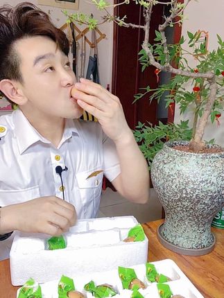 吃货们快来挑战一下这个美食!我们的活珠子真的是太好吃了,它是经过特殊工艺制作而成的,有着浓浓的香味,吃起来更是鲜美可口,而且还有着独特的口感,每一颗都是很饱满的状态。吃一口就能感受到满满的蛋黄,吃过的朋友都说好吃到停不下来,喜欢的朋友赶快下单吧!#活珠子#十三天孵化#嘎嘎香