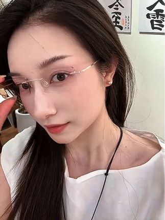 回复 @辉辉的评论 眼镜千千万,无框金丝最好看。它是你的颜值加分神镜,气质提升器,氛围感制造机。360度的好看,不仅拍照出片,现实看更是惊艳!#眼镜杀 #眼镜控 #感觉至上 #金丝眼镜 #方圆脸戴什么眼镜显脸小