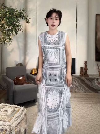 姐妹们,这条连衣裙真的太美了,青花瓷的图案配上精致的蕾丝拼接,简直绝了!而且它还是用天丝亚麻制成的,夏天穿起来特别凉快舒服。它的版型也很棒,是高腰的设计,能很好的藏住小肚子,显腿长。喜欢这种风格的姐妹一定得试试看,保证让你满意!