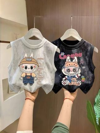 家人们,夏天来了,赶紧给咱家小帅哥安排这件超酷的扎染卡通无袖T恤!它的扎染设计个性又吸睛,色彩大胆碰撞,充满艺术感,孩子穿上秒变街头最靓的崽。胸前卡通图案童趣满满,瞬间抓住小朋友的心。优质面料柔软亲肤,透气又吸汗,孩子疯玩一天也舒舒服服。随便搭配短裤或牛仔裤,都能帅气炸街。快来给孩子挑一件!#儿童背心#时尚百搭#面料柔软舒适透气 #和孙颖莎组队提车