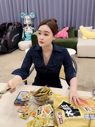 这个麻酱的香和毛肚的脆融到一起真的太好吃了,比那些外面的杂牌素毛肚还好吃多了,吃进肚子的东西一定要选择大品牌#零食 #素毛肚魔芋 #好吃到停不下来 @依一家(9.26号12点八周年大型活动)