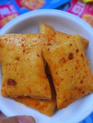 盐津铺子鱼豆腐它是用深海鱼做的,吃起来特别鲜美可口。#追剧小零食 #零食推荐 #解馋 #鱼豆腐 #追剧必备零食