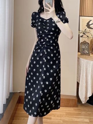 #碎花连衣裙 #优雅气质 #气质仙女裙穿搭 #减龄显瘦穿搭 #修身显瘦连衣裙