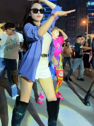 我曾用心爱着你#抖音广场舞 #大长腿燕子 #广场舞
