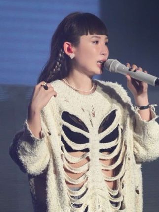 娃娃这次演唱会为了给粉丝惊喜特地去学了这首粤语歌,粤语还很标准!真的太有心了!#魏如萱 #用背脊唱情歌 #汤令山