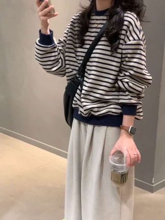 谁懂!穿上就不想脱下来的条纹卫衣#韩系穿搭 #慵懒风穿搭 #早秋穿搭三分钟出门不是梦 #被秋日氛围感穿搭拿捏了 #早秋通勤出游穿搭一起拿捏