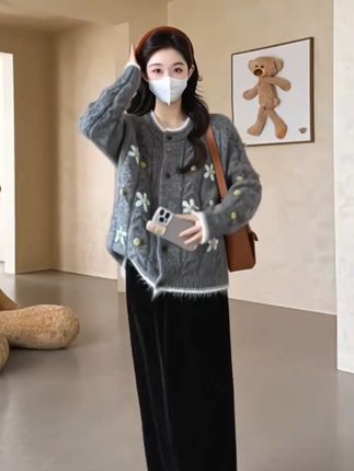 小孕妇们都是穿着韩系早秋简约两件套,立体手工花朵毛衣开衫搭配同色系半身裙,上身温柔慵懒又高级,一整个知性大姐姐气质感浪漫。面料软糯舒适,很亲肤。宽松版型容量弹力都很大,包容性超好,一套上身显瘦又好看,喜欢的姐妹都可以试试#孕妇装新款 #孕妇套装
