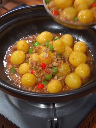 今天的小土豆烧肉才是小时候马铃薯烧肉的那个味道,真的好香啊#土豆烧肉#恩施小土豆#马铃薯#家常菜 #美食