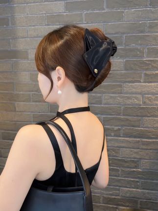 赫本风贝壳三角抓夹,缎面质感非常显高级 包裹性很强 ,两种规格发量多少都能用#抓夹 #美出高级感 #头饰发饰