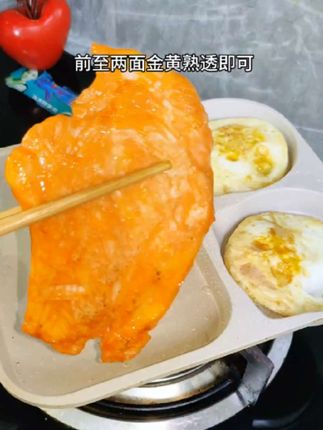 减脂期吃的最多就是这个#鸡排 鸡排是腌制好的,煎至两面金黄即可,鲜嫩多汁,当早餐搭配鸡蛋面包,高蛋白营养丰富又好吃#3分钟营养早餐挑战 #懒人美食 #低卡低脂餐#食者道鸡排