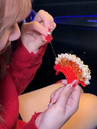 那个愿意为你做凤冠的人一定要好好珍惜呀~因为凤冠霞帔,只许一人的浪漫!#凤冠 #手工diy #礼物 #仪式感 #惊喜跟礼物都是来自爱你的人