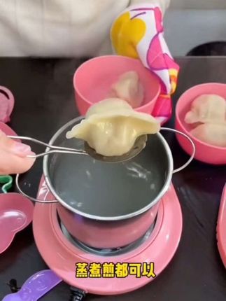 我女儿每天都要玩的真主厨房,玩具,迷你的小厨房,满满的温馨感。玩具锅碗瓢盆的材质是抗衰耐造的,食品级硅胶材质,安全健康。 能真的煮东西,平时在家可以和小朋友一起玩过家家,锻炼孩子的动手能力,还能促进亲子感情。还搭配了小围裙和袖套,快给你家宝贝安排一套吧!@DOU+小助手 @DOU+好生意