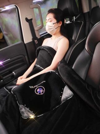 女同事抱着漂亮抱枕被,原来在这买的,现在只要这个价,太划算了!#车载好物#汽车抱枕被空调被#汽车用品