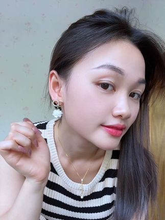 秋冬天耳朵不能总是空空的吧,这一对小花花耳钉,戴起来还很好看,喜欢的左下角,放心去拍#耳钉 #耳环#精致女人必备 #减龄又时尚