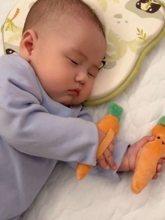小月龄宝宝经常惊跳吓醒,手指张开没有安全感!睡觉时可以给她套个手握小萝卜,惊跳时手上有东西抓,会睡的更安稳,更有安全感!推荐给麻麻们#防惊跳#哄娃神器 #母婴好物 #宝妈推荐 #大数据推荐给有需要的人