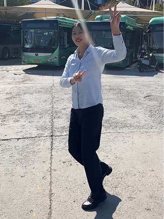 无论世界对你怎样,请保持微笑和善良#记录美好生活 #公交司机 #公交车