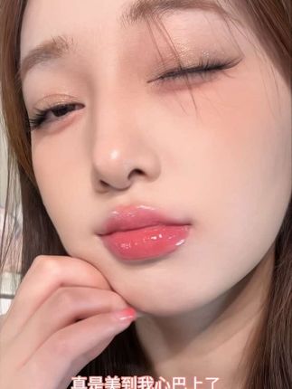这只真的给我美晕了~好像一个水蜜桃果冻!!#口红试色 #唇蜜 #口红推荐 #罗小曼 #神仙唇釉