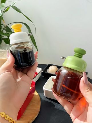 这个小油壶造型可可爱爱圆滚滚的,瓶身小巧单手就可以用,大桶的调料分装出来特别的干净卫生#好物推荐🔥 #上热搜 #分装