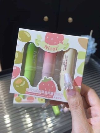 我的妈呀~凡士林润唇膏也太好用了吧!上唇很滋润,三支香型都超好闻!#唇膏 #润唇膏#学生党好物推荐 #女生必备 #平价好物