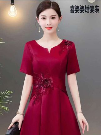 夏季新款 喜婆婆婚宴装平时可穿喜妈妈晚礼服小个 子红色夏季气质女装连衣裙 结婚我妈妈穿的这个喜妈妈连衣裙,被朋 友夸爆了,暗纹提花, 重工刺绣,质感满 满, 喜庆大气,显白显瘦 气质优雅。妈 妈们参加婚礼穿太合适了,有好运有福 气,有好兆头#喜婆婆喜妈妈婚宴装#喜婆 婆装#敬酒服#婚宴礼服 面料柔软舒适透气时尚百搭款, 您值得拥 有哟!@DOU+上热门@巨量千川!