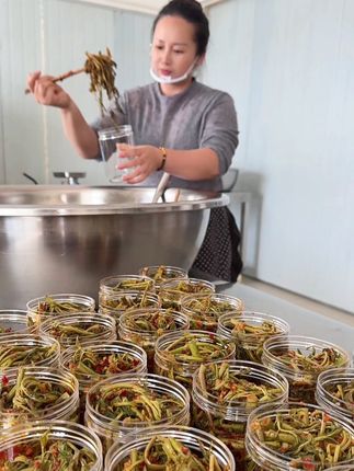 凉拌香椿芽 夏天不想吃饭,煮个粥添上一碟香喷喷的凉拌春天芽舒适又爽口,安逸嘛#酸脆爽口开胃小咸菜 #地方特色美食 #乡村味道