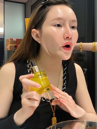 油是形成雨衣保护膜,为肌肤抵御外部刺激的,而且水油调配的上脸清爽好吸收,夏天用也不粘腻,越用越细致,越用越妈生肌#精华油 #以油养肤