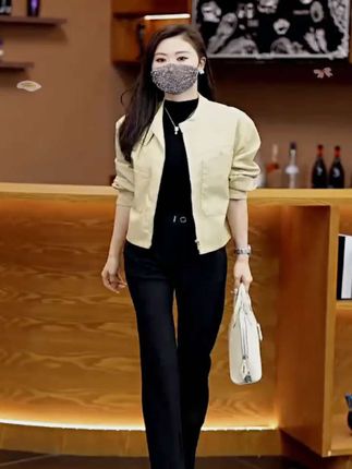 这条裤子真的太绝了,姐妹们快冲啊!它是那种很舒服的面料,而且超级百搭,怎么穿都好看,重点是它还能显瘦,简直是梨形身材的救星!我身高一五八,体重九十公斤,上身效果真的惊艳到我了,穿上之后完全看不出腿粗屁股大的缺点,赶紧叫上你的小姐妹一起安排起来吧#春秋穿搭 #减龄显瘦穿搭 #气质女神穿搭 #显高显瘦显腿长 #百搭神裤 @DOU+上热门 @DOU+小助手
