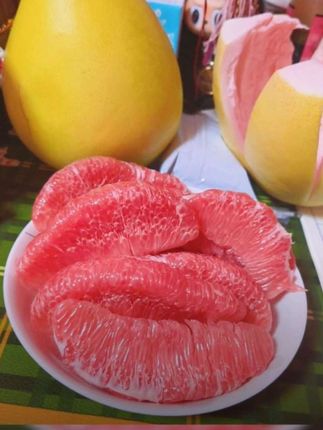 这个柚子真的红心柚子,你看看这个汁水,我天,这太多了。#国庆去哪玩 #红心柚子 #国庆去云南#国庆拉柚子