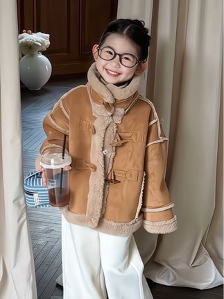 有人说, 我们这一代父母, 是第一批真正自我觉醒的父母。 我们学习自我成长,审视关系,一边治愈自己,一边与父母和解,一边小心翼翼地保护着孩子的世界。#宝妈共鸣 #我的女孩#秋冬套装
