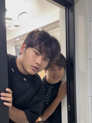 虽然我是二婚重组的家庭带了一个大儿子,但是很有幸遇到了我现在的媳妇,中间有很多的曲折但还是走到了一起,让我们这个家充满了爱充满了幸福,自从我生病了媳妇经常和我奔跑在医院,感谢你的陪伴安慰和支持,愿我们以后的路一路坦途……#记录生活