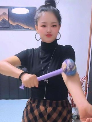 奔波劳累一天,身体早已僵硬酸痛?试试这款纯手工艾草锤!内芯满满艾叶填充,是地道的全身经络按摩神器。腰腿肩颈哪儿不适就敲哪儿,力道柔和又舒服,轻松敲打间便能舒活气血、缓解疲惫,让紧绷的身体重归放松。#艾草锤