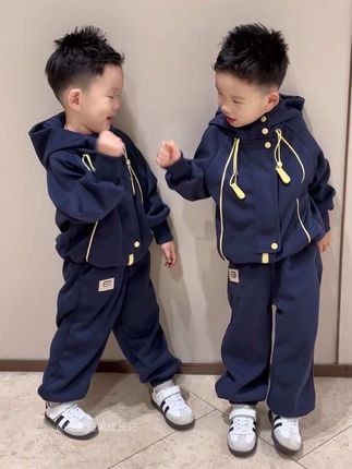 我从来不是一个满分妈妈 所以你们也不用做这个完美的小孩 你们可以肆意地长大 不用替我们争光 我根本不需要你们有多优秀懂事 任何人对你们的任何评价我都不屑一顾 我就要你们快乐 让你们自由 让你们主演好自己的人生 #当妈妈后#我的男孩 #潮童穿搭 #高品质童装 #萌娃穿搭