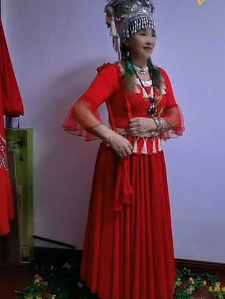 @亲们大家晚上好!我的手工头饰和肩膀背着漂亮的红马鞍👍🏻蒙古包前,一阵清风吹开我的脸@我亲爱的哥哥就要离开了草原@临行前 留给我漂亮的红马鞍@靠在你的肩膀@哥哥的红马鞍在身边多温暖@🙏🏻❤️🙏🏻