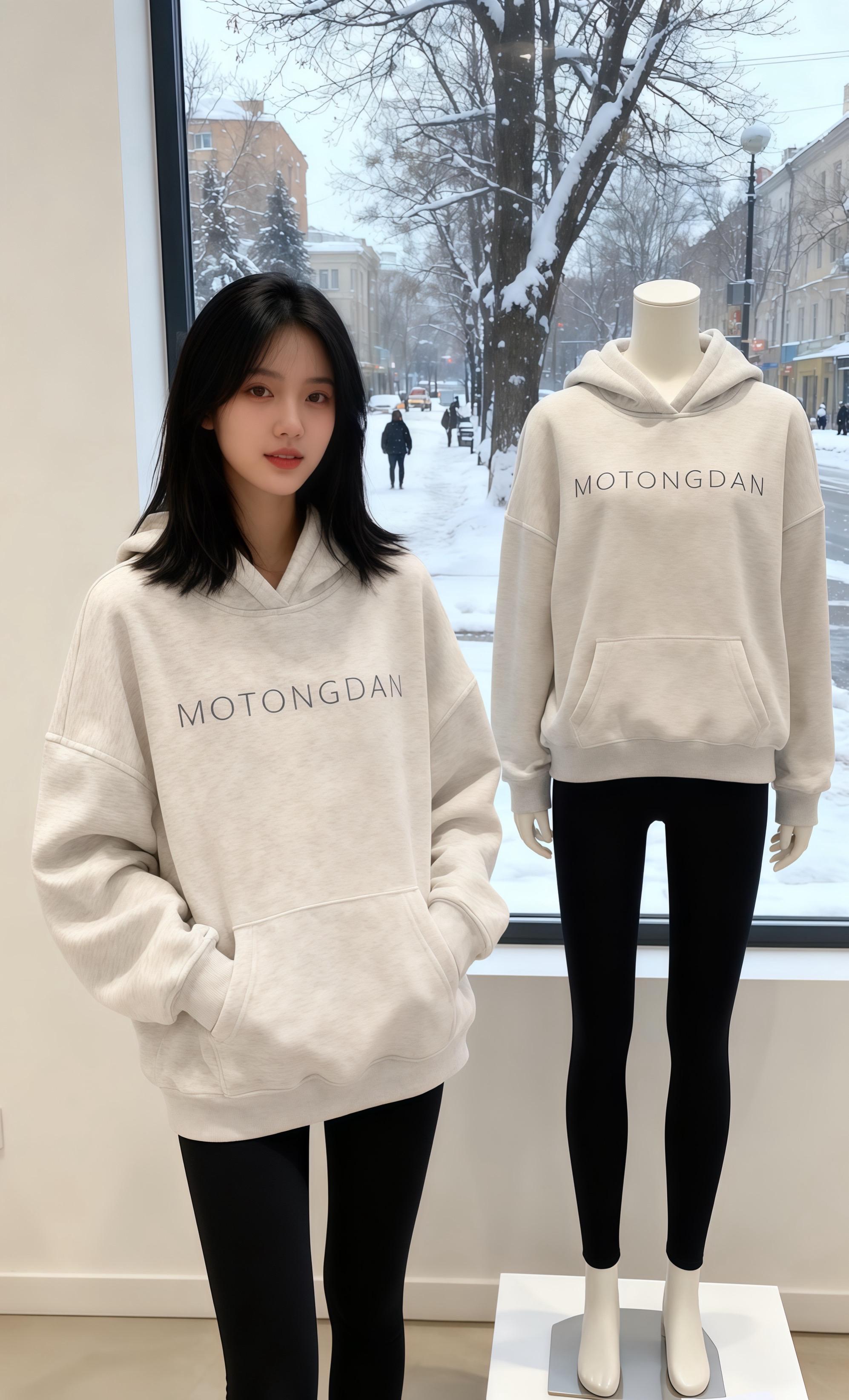 在飘雪的都市街角,林晚穿着浅灰连帽卫衣(印着“MOTONGDAN”字样),与同款穿搭的人体模特并肩而立,窗外雪景衬得她眼神澄澈。回到暖融融的公寓,她窝进米色沙发,身旁的灰白猫咪正慵懒舔爪,雪花簌簌落在落地窗上,将街景晕成朦胧画框。  次日,她抱着相机穿梭在落雪的街道,壁炉仿真火焰跳跃,黑色展架上的《VOGUE》杂志静静等候。当夕阳把海面染成橘金,她站在木质窗台边,白色链条包随着身形轻晃,黄花枝在旁摇曳——从初雪的邂逅到日落的奔赴,这件卫衣成了她记录四季的密钥,每一处场景都藏着“把日常穿成诗”的温柔注脚,在都市流转的时光里,织就独属于她的治愈篇章。#卫衣外套穿搭 #休闲穿搭 #甜美女孩穿搭 #时尚减龄穿搭 #减龄气质