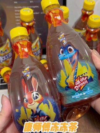 康师傅居然出了可以嚼的冰红茶冻!这口感太绝了!经典冰红茶搭配Q弹爽滑果冻!真的一口惊艳到我!爱喝冰红茶一定要试试!一定不会让你失望!#康师傅冰红茶 #冰茶冻冻摇#冻冻茶#果冻型冰红茶#冰红茶迪士尼联名款