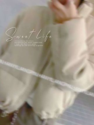 我勒个豆!这件羽绒服真的太可爱了吧!充绒量很足,上身真的像小豆包一样,蓬松又柔软,妥妥行走的小暖炉啊!袖口做了拼接设计,视觉上更显比例,奶乎乎的颜色也很温柔,真的很适合冬天去雪地里拍照,保暖又好看。喜欢这种可爱风格的姐妹真的可以试试看!