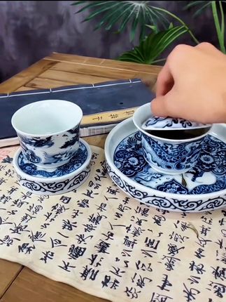想要一步到位茶具选它就对了,仿古青花如意龙纹套组,既可以独自品饮又能满足三俩好友一起喝茶。 #如意龙#盖碗套装 #青花龙纹盖碗#茶生活 #茶具好物推荐
