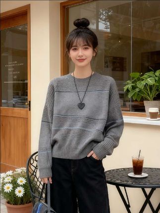 这款灰色条纹针织衫,版型宽松显质感,搭配阔腿裤与短靴,简约又时尚,秋冬穿出随性贵气感。#晒晒我的秋日穿搭 #秋冬才是复古感穿搭的主场 #你缺的不是衣服而是穿搭技巧 #穿搭配色逻辑 #秋季日常实用穿搭思路分享