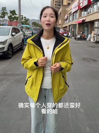 天气越来越冷,这个男女同款的冲锋衣大家可以去拍起来,质量超级好,还是三合一的#冲锋衣穿搭#男女同款冲锋衣